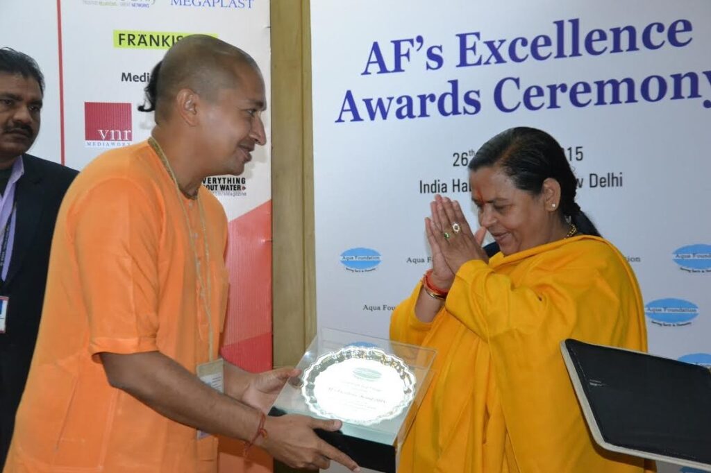 gev receiving the aqua excellence award